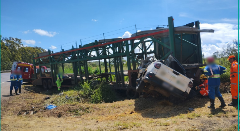 Motorista de 24 anos morre em acidente envolvendo cegonheira e automóvel na BR-262; em Araxá 