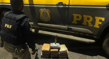 Patos de Minas - Jovem é presa pela PRF na BR-365 com 10 tabletes de skunk em ônibus interestadual