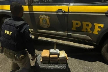 Patos de Minas - Jovem é presa pela PRF na BR-365 com 10 tabletes de skunk em ônibus interestadual