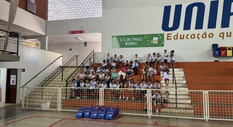 FEPAM e UNIPAM entregam mil kits escolares no “Projeto Trilhas do Saber”