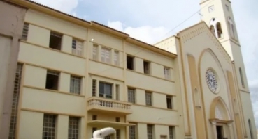 Jovem em surto invade altar de igreja, provoca tumulto e é contido com arma de incapacitação em Patos de Minas