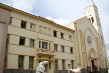 Jovem em surto invade altar de igreja, provoca tumulto e é contido com arma de incapacitação em Patos de Minas