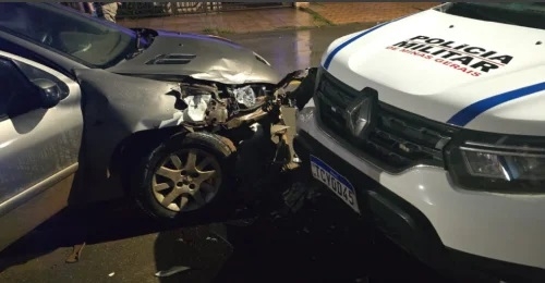 Condutor embriagado é preso após colidir contra viatura da Polícia Militar; em Patos de Minas 