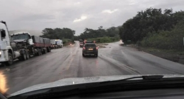 Patos de Minas - Acidente entre duas carretas deixa motoristas feridos no trevo da Serrinha, na BR-365