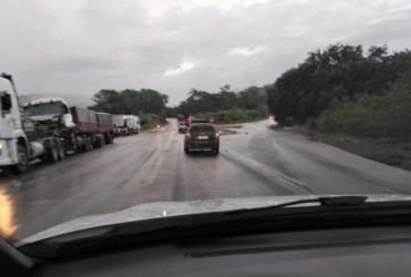 Patos de Minas - Acidente entre duas carretas deixa motoristas feridos no trevo da Serrinha, na BR-365