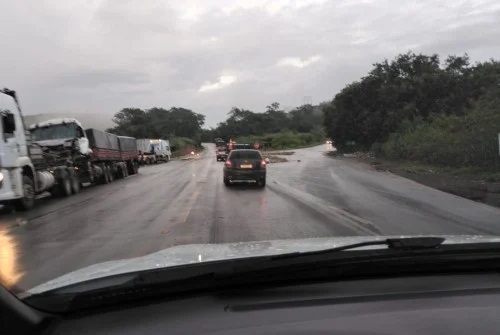 Patos de Minas - Acidente entre duas carretas deixa motoristas feridos no trevo da Serrinha, na BR-365