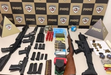 Monte Carmelo - Acidente de trânsito leva Polícia Militar a apreender armas, munições e drogas