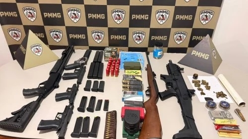 Monte Carmelo - Acidente de trânsito leva Polícia Militar a apreender armas, munições e drogas