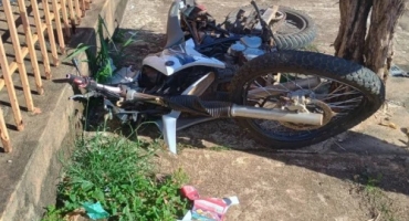 Patos de Minas - Motociclista fica gravemente ferido após avançar parada obrigatória e colidir com caminhonete