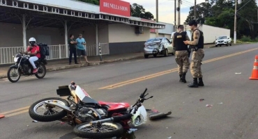 Patos de Minas - Motociclista fica gravemente ferido após acidente na Rua Major Gote