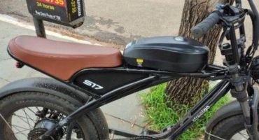 Adolescente fica ferido em Patos de Minas após colisão entre bicicleta elétrica e carro