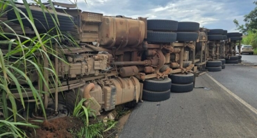 Rio Paranaíba - Carreta tomba na curva do Belvedere e deixa carga espalhada na BR-354, VEJA VÍDEO