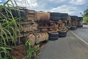 Rio Paranaíba - Carreta tomba na curva do Belvedere e deixa carga espalhada na BR-354, VEJA VÍDEO