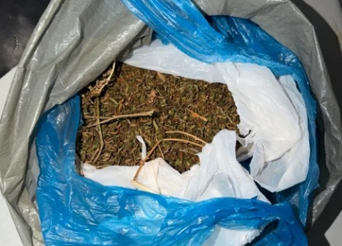 Patos de Minas - Polícia prende homem por agredir enteado com deficiência e apreende droga no bairro Jardim Esperança