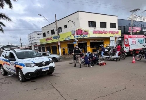 Patos de Minas - Motociclista fica ferido após carro avançar sinal em cruzamento da Major Gote com Avenida Piauí