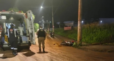 Motociclista fica ferido em Patos de Minas; após perder controle e bater em árvore na Avenida Fátima Porto