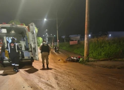Motociclista fica ferido em Patos de Minas; após perder controle e bater em árvore na Avenida Fátima Porto