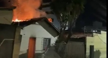 Patos de Minas - Incêndio atinge residência no bairro Caiçaras e mobiliza Corpo de Bombeiros