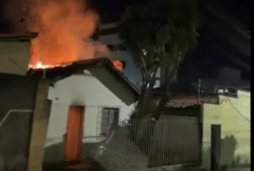 Patos de Minas - Incêndio atinge residência no bairro Caiçaras e mobiliza Corpo de Bombeiros