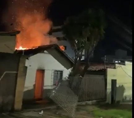 Patos de Minas - Incêndio atinge residência no bairro Caiçaras e mobiliza Corpo de Bombeiros