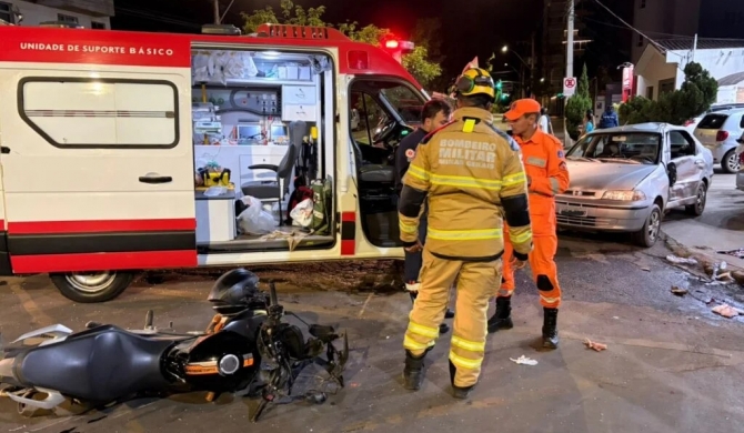 Motociclista de Patos de Minas fica gravemente ferido após colidir contra automóvel no centro da cidade