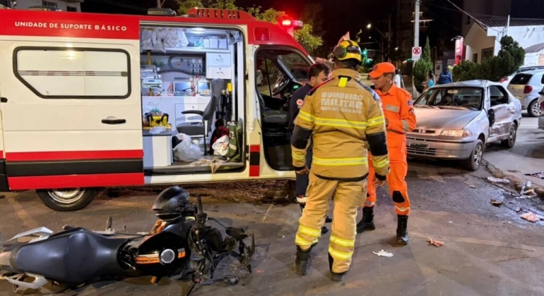 Motociclista de Patos de Minas fica gravemente ferido após colidir contra automóvel no centro da cidade