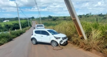 Vereador de Patos de Minas perde controle direcional e atinge poste de iluminação pública 