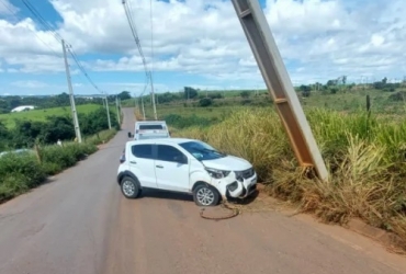 Vereador de Patos de Minas perde controle direcional e atinge poste de iluminação pública 