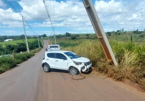 Vereador de Patos de Minas perde controle direcional e atinge poste de iluminação pública 