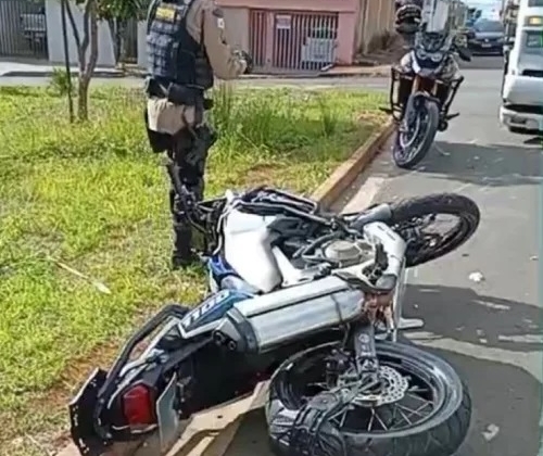 Jovem inabilitado foge da polícia, avança parada obrigatória e provoca grave acidente em Patos de Minas