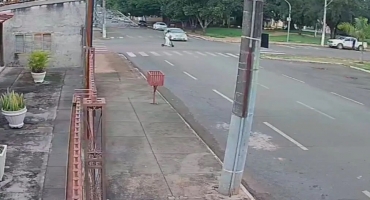 Presidente Olegário - Adolescente fica ferida após acidente entre carro e patinete elétrico; veja vídeo