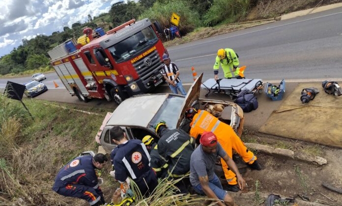 Idoso fica preso às ferragens após colisão entre carros na BR-365, em Patrocínio