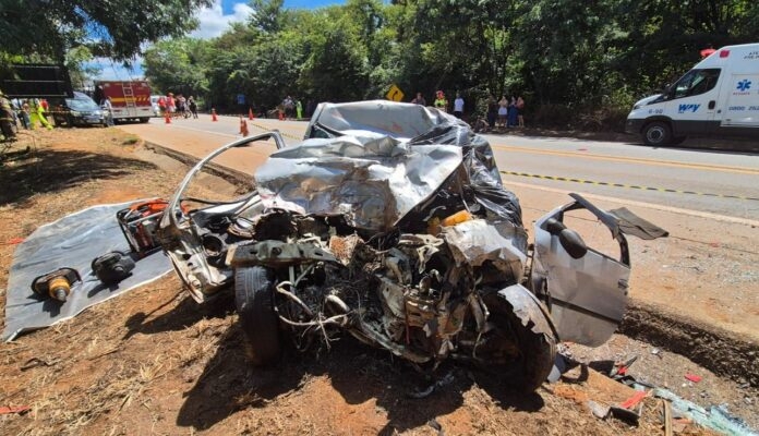 Acidente com caminhão leiteiro deixa dois mortos na BR-262