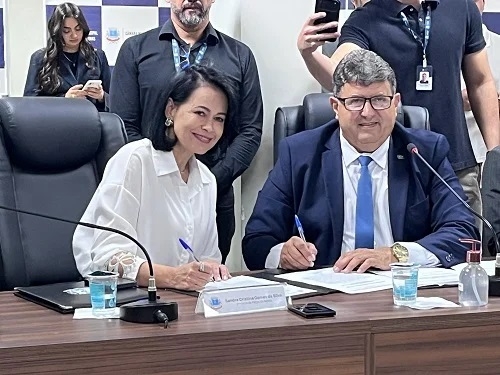 Patos de Minas - Sandra Gomes é empossada prefeita após renúncia de Falcão e destaca continuidade da gestão