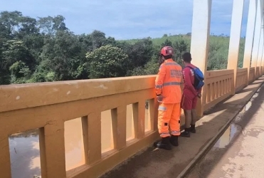Patos de Minas - Idoso com Alzheimer desaparece após entrar no Rio Paranaíba; bombeiros realizam buscas
