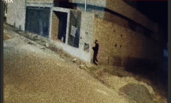 Carmo do Paranaíba – Vídeo mostra suspeito pulando muro de construção antes de furto à residência