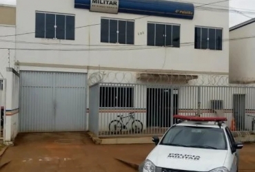 Indivíduo armado com faca invade residências em Lagoa Formosa e causa ferimento em um morador 