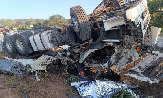 Motorista de 26 anos morre após capotamento de carreta na BR-262