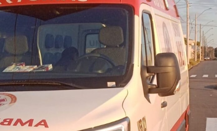 Carmo do Paranaíba - Acidente entre carro e motocicleta deixa vítima com fratura