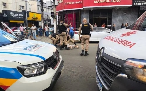 Homem em surto se joga contra veículos no Centro de Patos de Minas e acaba contido pela Polícia Militar