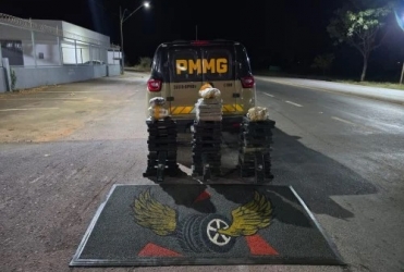 Patos de Minas - Motorista foge de abordagem e abandona carro com mais de 100 barras de maconha