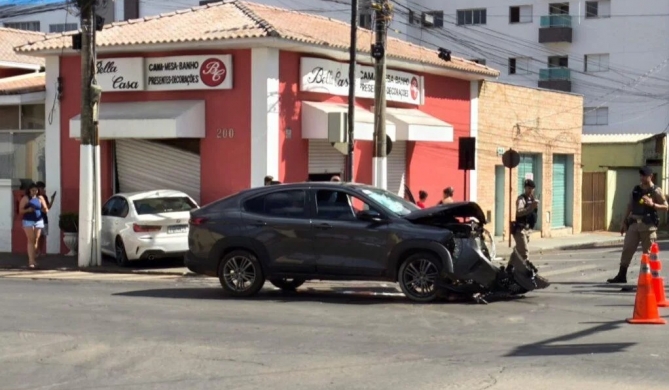 Condutora avança sinal vermelho e provoca grave acidente, em Patos de Minas