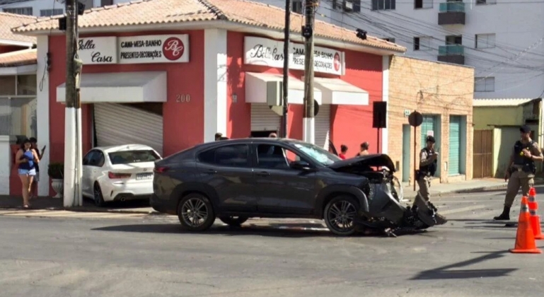 Condutora avança sinal vermelho e provoca grave acidente, em Patos de Minas