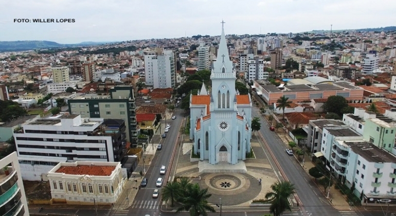 Convenção dos comerciários garante aumento salarial e define restrições para funcionamento em feriados em Patos de Minas