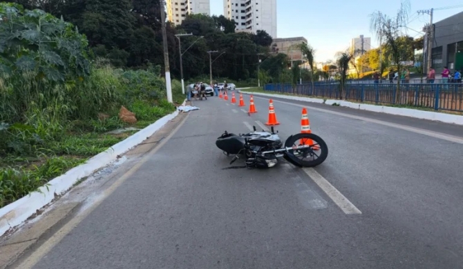 Motociclista de 20 anos morre após colidir contra poste de iluminação pública na Avenida Fátima Porto, em Patos de Minas