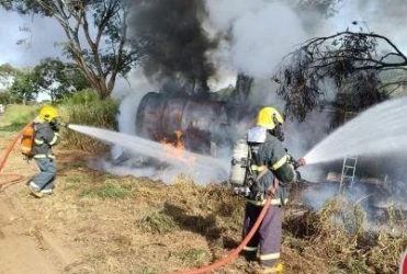 Carreta carregada com óleo vegetal é incendiada após acidente na BR-365, no município de Patrocínio