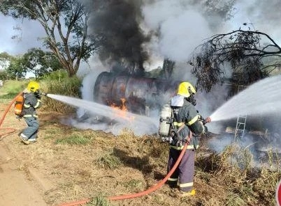 Carreta carregada com óleo vegetal é incendiada após acidente na BR-365, no município de Patrocínio