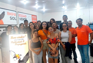 Alunos de Publicidade e Propaganda do UNIPAM visitam a gráfica Ultracopy
