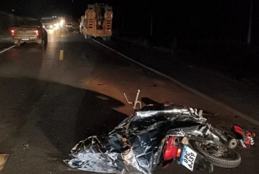 Motociclista colide contra traseira de caminhão prancha na BR-365 e morre, em Patos de Minas 