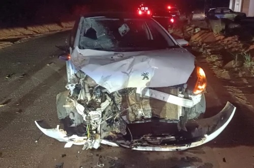 Patos de Minas - Motorista foge após acidente entre caminhão e carro na Estrada da Baixadinha